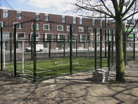907805 Afbeelding van de nieuwe voetbalkooi in het 'Borgesiuspark' tussen de Talmalaan (achtergrond) en de Goeman ...